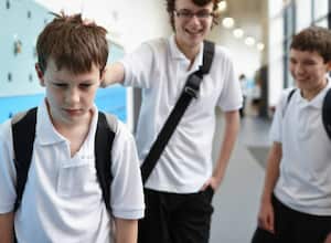 Existen mecanismos con los que puede
proteger a su hijo del matoneo escolar.