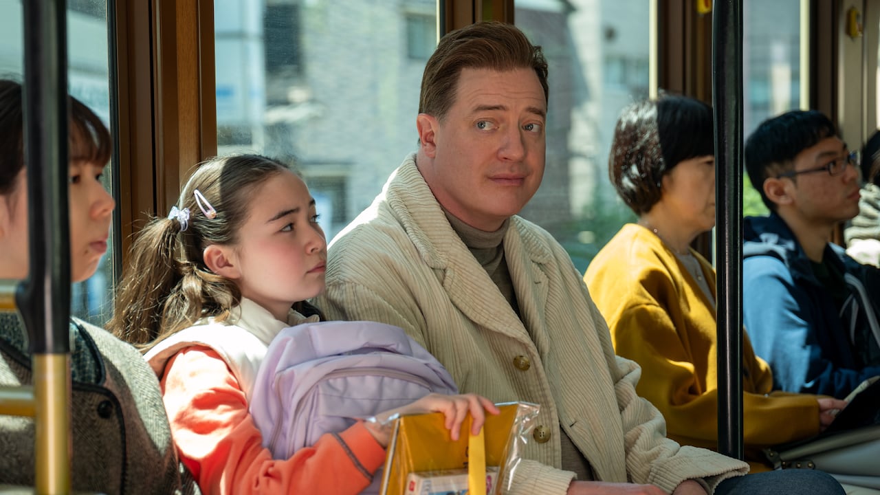 Shannon Gorman y Brendan Fraser en 'Familia en renta'. Foto: James Lisle/Searchlight Pictures. © 2025 Searchlight Pictures.