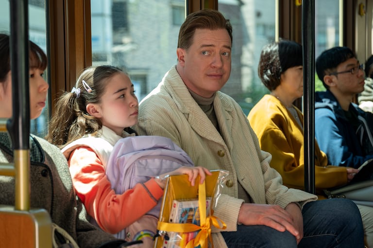 Shannon Gorman y Brendan Fraser en 'Familia en renta'. Foto: James Lisle/Searchlight Pictures. © 2025 Searchlight Pictures.