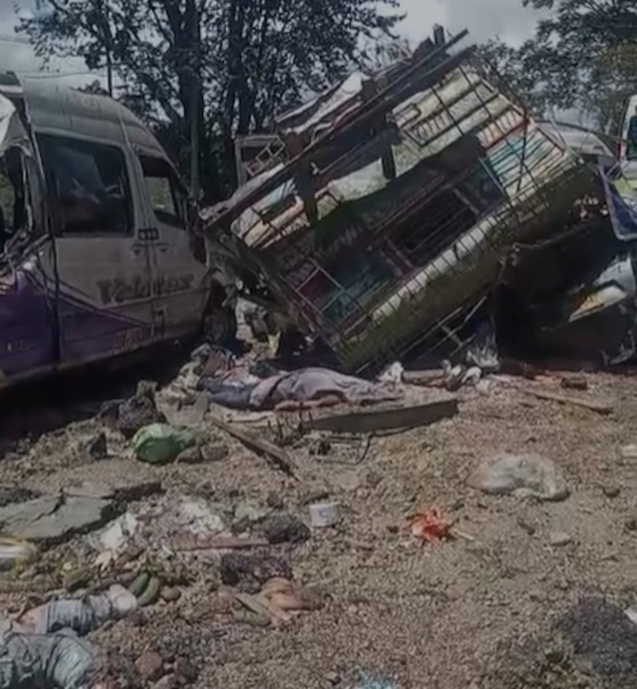 Son varios los vehículos que terminaron averiados tras la activación de explosivos