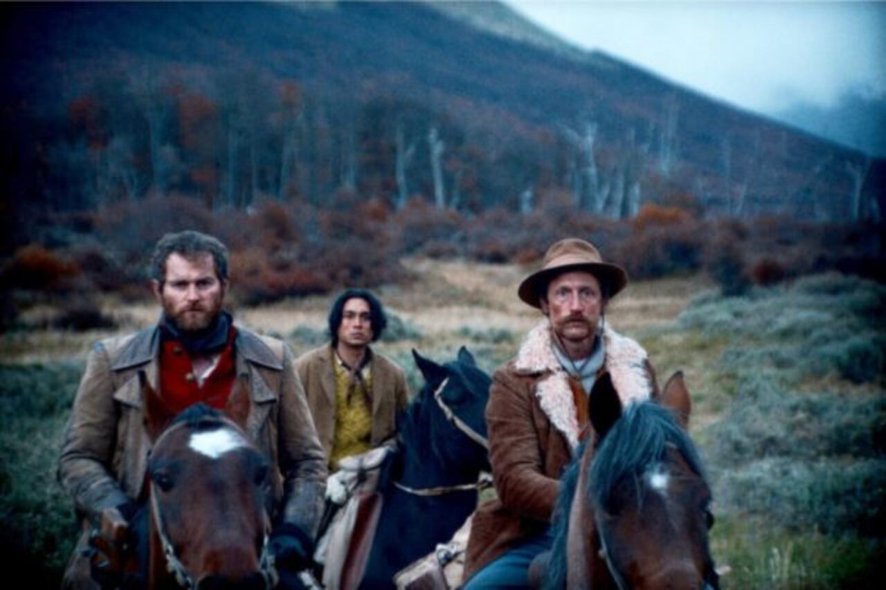 Basada en hechos reales, se desarrolla en Tierra del Fuego, el extremo sur de América, conocido también como “el fin del mundo”. Aunque la época es 1901, el inicio del siglo XX, ciertamente se siente como si se tratara de un futuro postapocalíptico típico de las cintas ciberpunk.