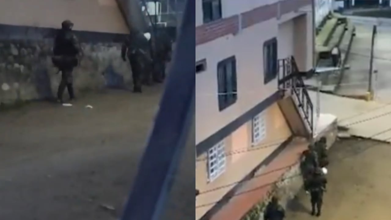 Disidentes de las Farc caminando por Jambaló, Cauca, antes del ataque a una estación de Policía.