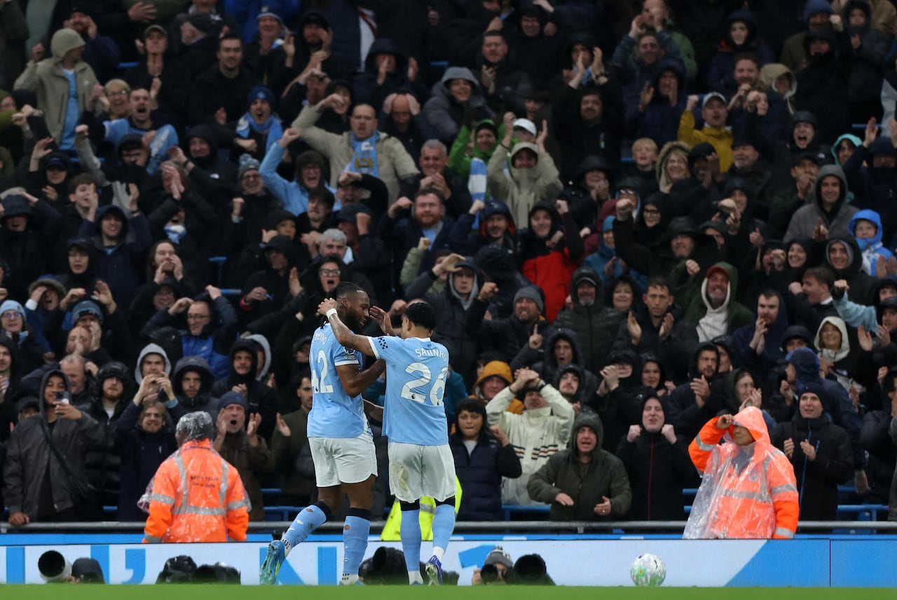 El delantero egipcio del Manchester City, Omar Marmoush (derecha), con el número 07, celebra el segundo gol de su equipo durante el partido de la Premier League inglesa entre el Manchester City y el Crystal Palace en el Etihad Stadium de Manchester, al noroeste de Inglaterra, el 13 de mayo de 2026. (Foto de Darren Staples / AFP)
