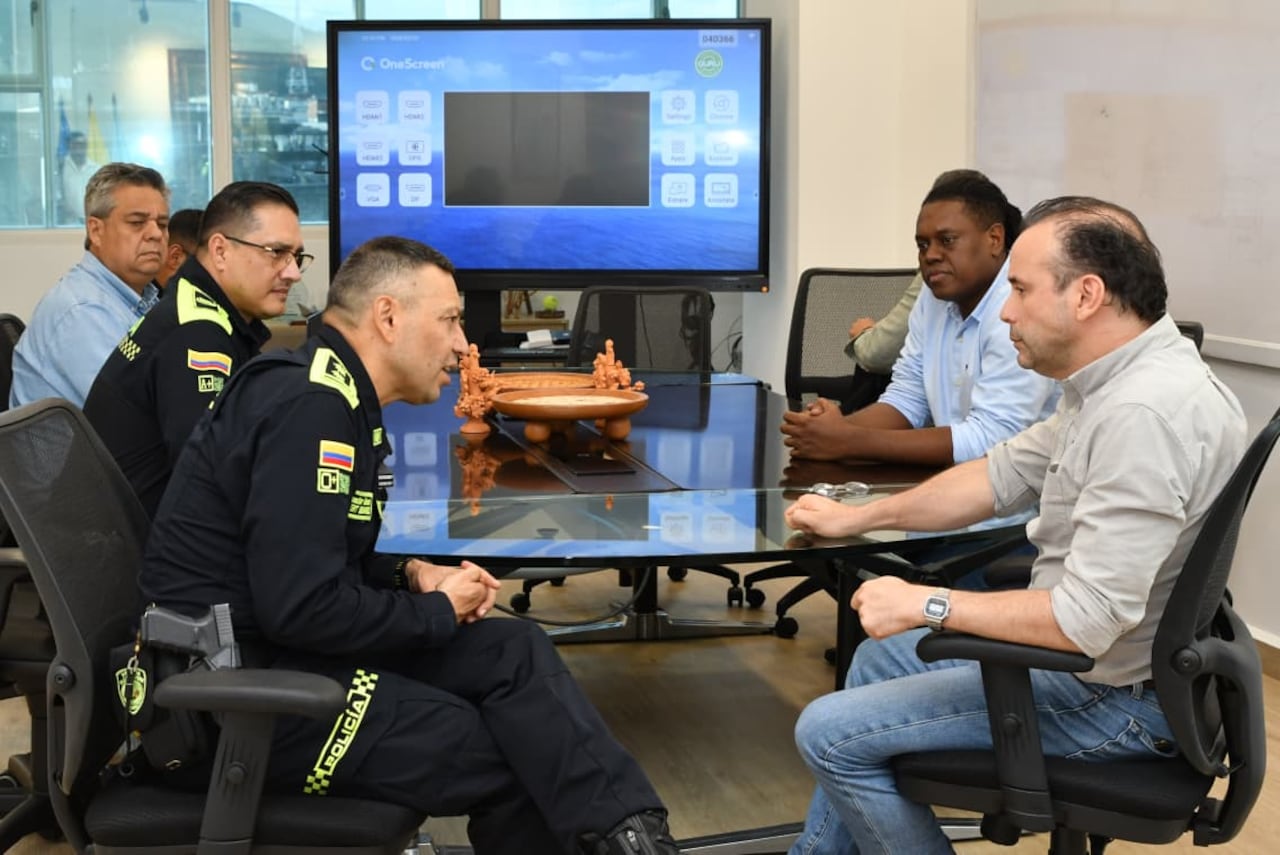Esta es una de las fotografías que se conocieron de la reunión entre el Alcalde de Cali y el nuevo comandante de la Policía.