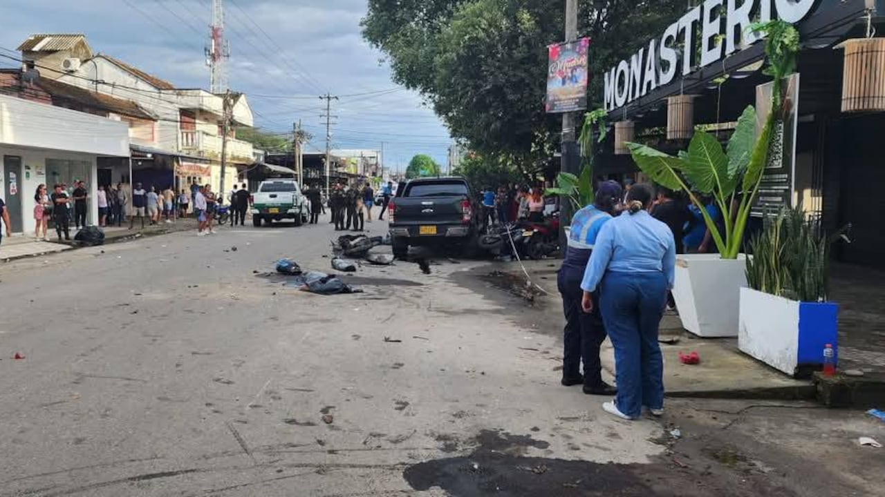 En la mañana de este domingo 25 de mayo, Alex Fabián Sierra Lozada, conductor de una camioneta con placa oficiales OJT 261, fue señalado de arrollar a un grupo de personas frente al bar Monasterio.