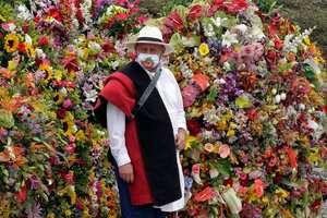 Marcos Alberto Ossa, director de Asocolflores Antioquia, explica que el regreso del desfile de silleteros demuestra que en Medellín existe una apuesta de ciudad que busca celebrar la vida. “Una feria de más de 60 años es significativa para la ciudad y sus habitantes, es una manera de oxigenar y regresarle la confianza a los antioqueños”. Para esta edición el sector floricultor, representado por Asocolflores, donó 300 millones de pesos en 500.000 flores que utilizarán los artesanos en el desfile. Foto: Cortesía Fredy Builes/ Getty Images.