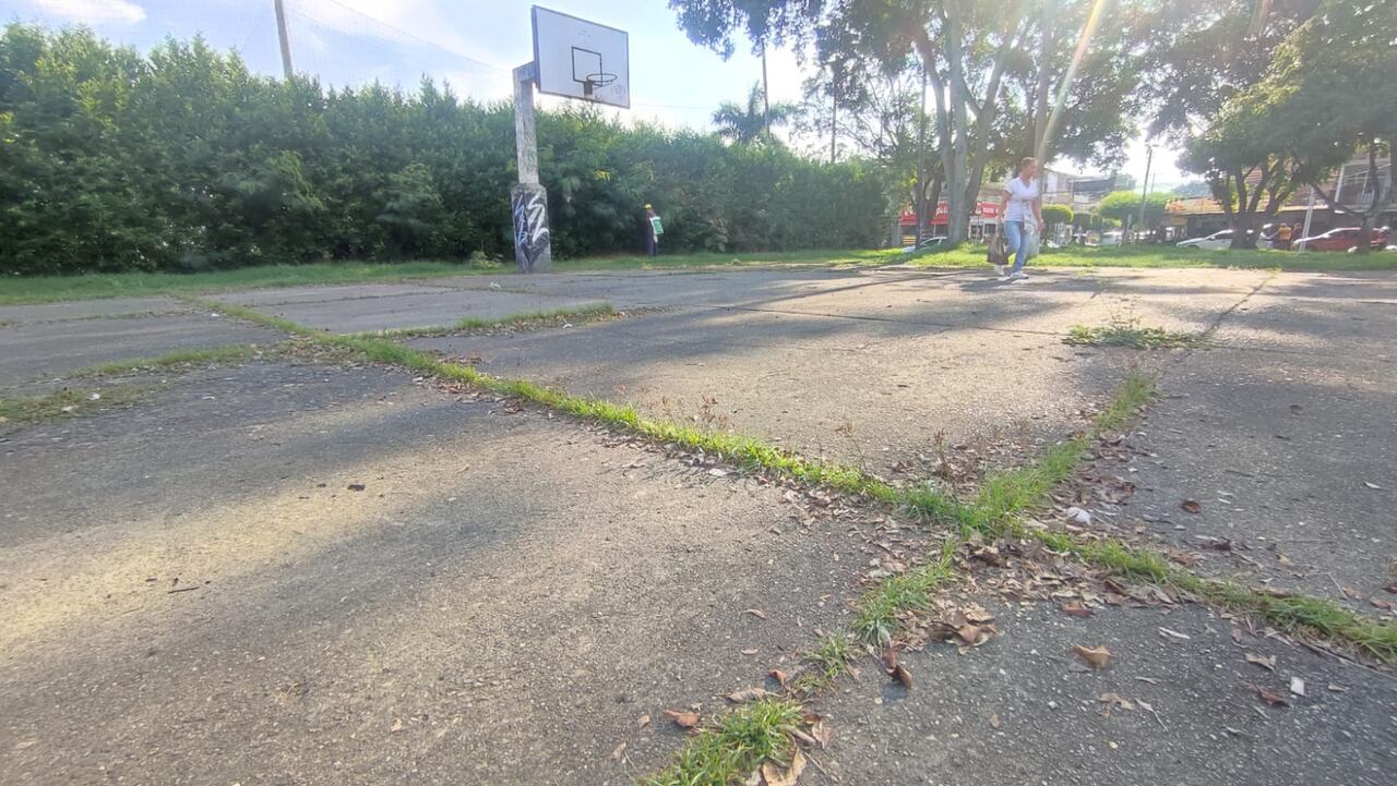 Cancha de baloncesto abandonada en la calle 70 con carrera 10