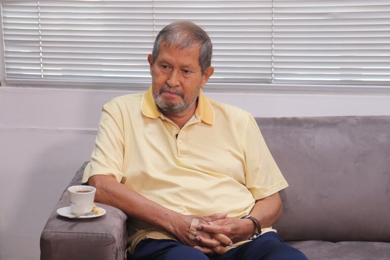 Angelino Garzón ex vice presidente de Colombia y ex ministro de trabajo en entrevistra con Diego Marínez Lloreda director de El País para el programa Al Banquillo con Martillo