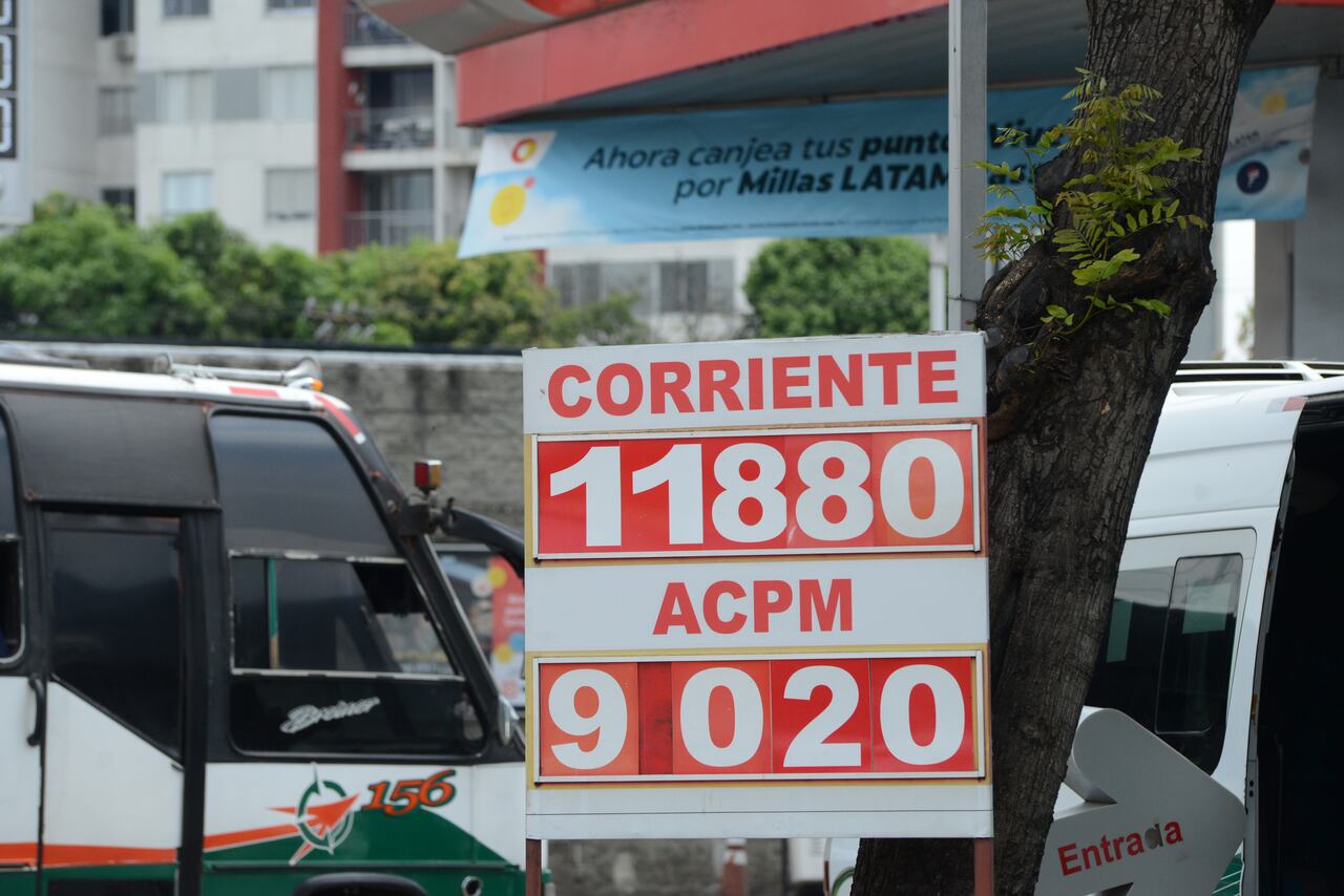 Activo: Cali. Las estaciones de combustible amanecieron con el mayor incremento en el precio del galón de gasolina ($ 600) en lo que va del gobierno del presidente Gustavo Petro. En los últimos 8 meses la gasolina se ha incrementado en $ 2600, aproximadamente, siendo este último de $ 600 el más alto.
