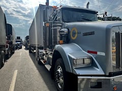 bloqueo de camioneros en el paso del comercio, pasajeros que van al aeropuerto Alfonso Bonilla deben pasar caminando.