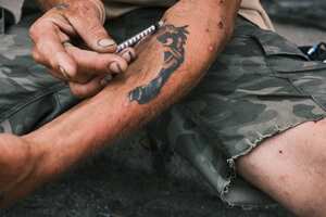 El riesgo del fentanilo en el mundo es que muchos de los adictos pueden llegar a consumirlo creyendo que es heroína lo que se están inyectando.