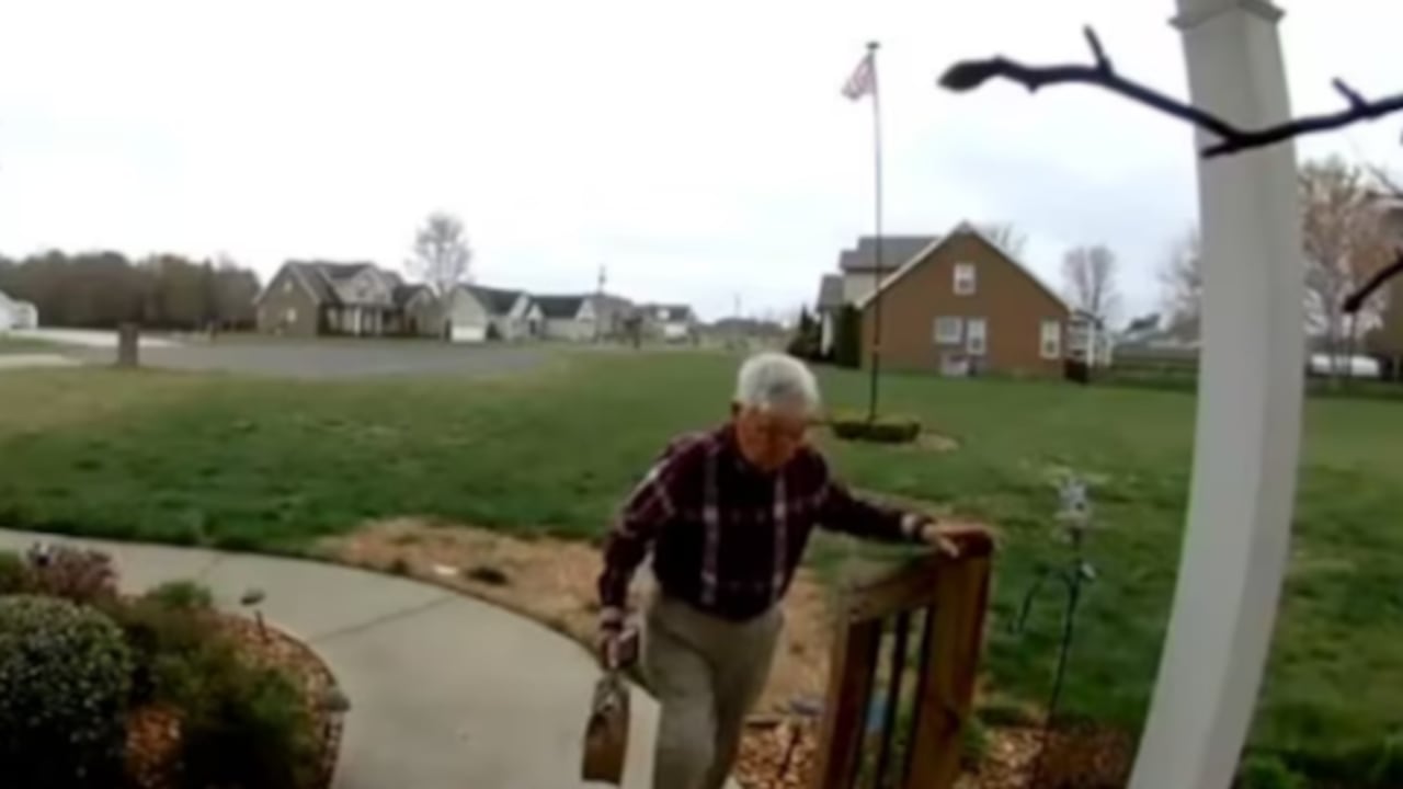 Adulto mayor que trabajo como repartidor en Estados Unidos a su avanzada edad.