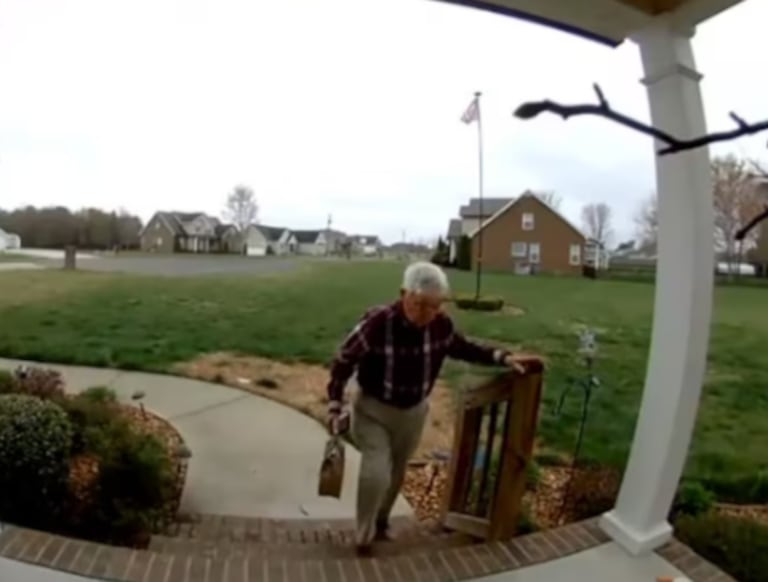 Adulto mayor que trabajo como repartidor en Estados Unidos a su avanzada edad.