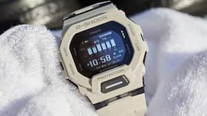 Este reloj permite acceder a información como contador de calorías, entre otros servicios.