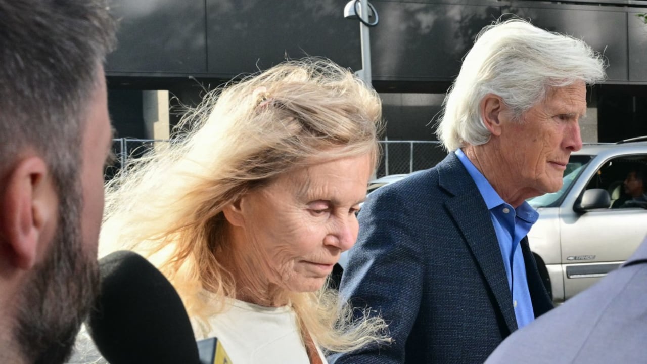 La madre de Matthew Perry, Suzanne Perry, y su padrastro, Keith Morrison, llegan a la audiencia de sentencia de Jasveen Sangha, conocida como la "Reina de la Ketamina", quien será sentenciada por suministrar drogas a Matthew Perry, en el Tribunal Federal de First Street en Los Ángeles el 8 de abril de 2026