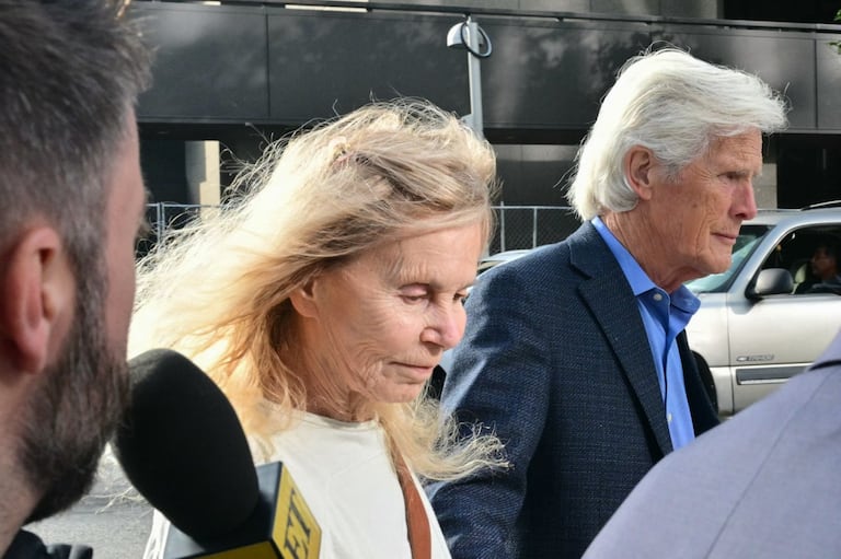 La madre de Matthew Perry, Suzanne Perry, y su padrastro, Keith Morrison, llegan a la audiencia de sentencia de Jasveen Sangha, conocida como la "Reina de la Ketamina", quien será sentenciada por suministrar drogas a Matthew Perry, en el Tribunal Federal de First Street en Los Ángeles el 8 de abril de 2026