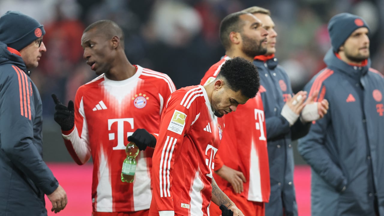 El delantero colombiano #14 del Bayern Múnich, Luis Díaz (centro), observa a sus compañeros después del partido de la Bundesliga alemana entre el FC Bayern Múnich y el FC Augsburgo en Múnich, sur de Alemania, el 24 de enero de 2026. (Foto de Alexandra BEIER / AFP)