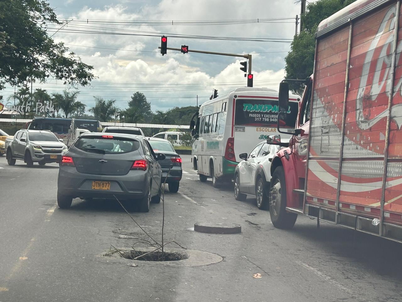 La alcantarilla destapada, frente a la Estación de Policía La María, genera preocupación por posibles accidentes en esta transitada vía.