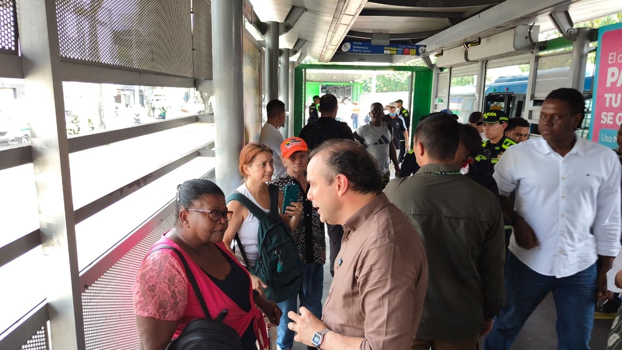 Las autoridades hicieron presencia en algunas de las estaciones que se vieron afectadas la noche del 8 de abril.