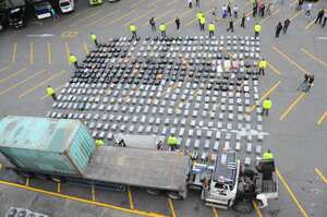 Cali: Decomiso de 5620 kilos de marihuana de un parqueadero en el barrio los álamos al norte de la ciudad de Cali, convirtiéndose en uno de los más grande delos últimos años. foto José L Guzmán. EL País.
