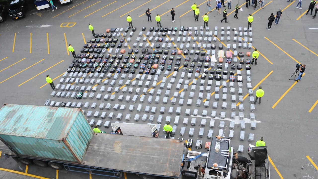 Cali: Decomiso de 5620 kilos de marihuana de un parqueadero en el barrio los álamos al norte de la ciudad de Cali, convirtiéndose en uno de los más grande delos últimos años. foto José L Guzmán. EL País.