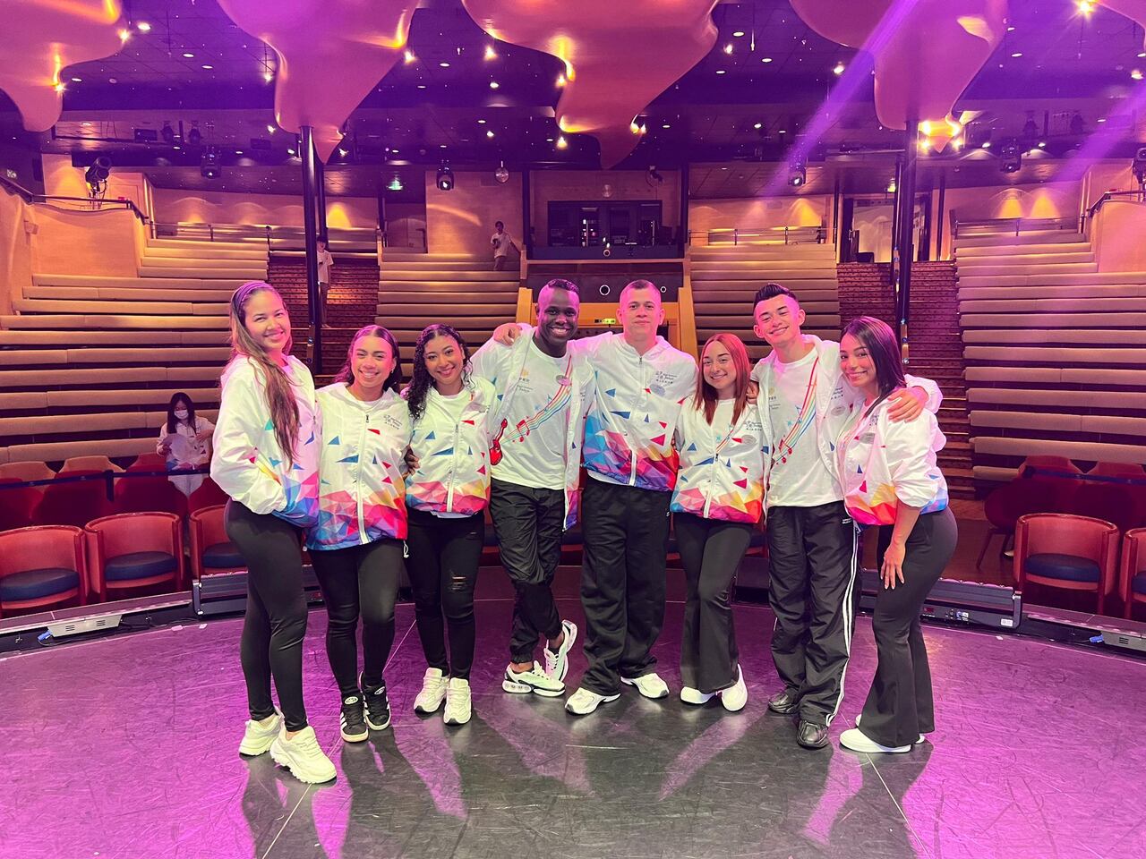 Los jóvenes de Latinos Entertainment recorren Asia a bordo de un crucero.