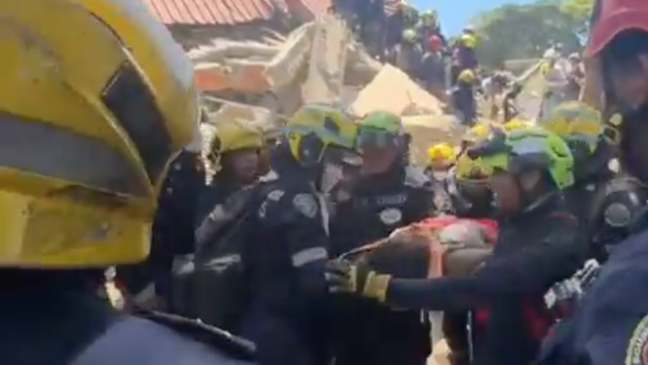 Momento en el que las unidades de rescate retiran de los escombros Diana Troncoso este martes 11 de agosto de 2026, tras el terremoto.