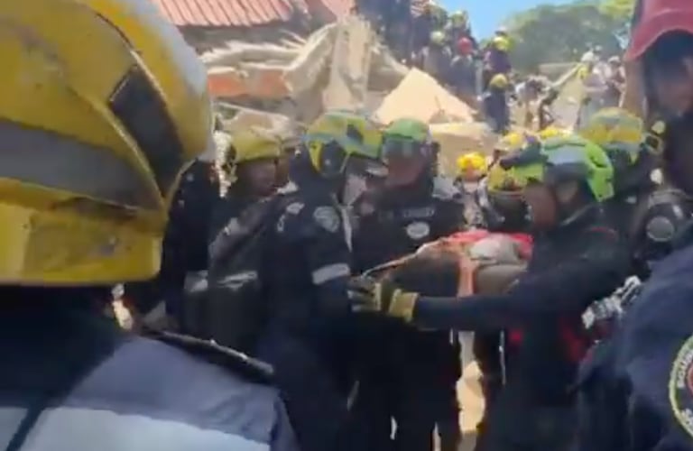 Momento en el que las unidades de rescate retiran de los escombros Diana Troncoso este martes 11 de agosto de 2026, tras el terremoto.