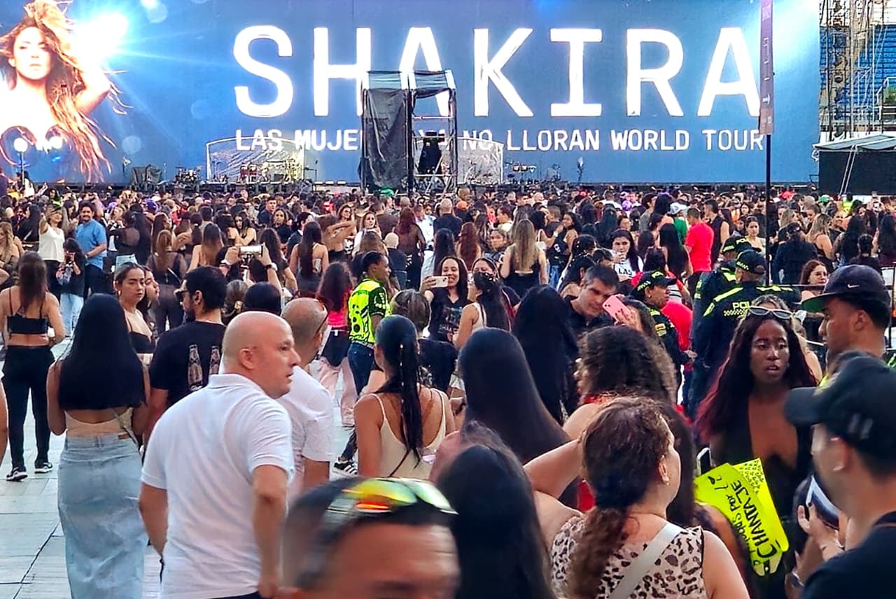 A pocas horas del concierto de Shakira, los fanáticos llegan al estadio.