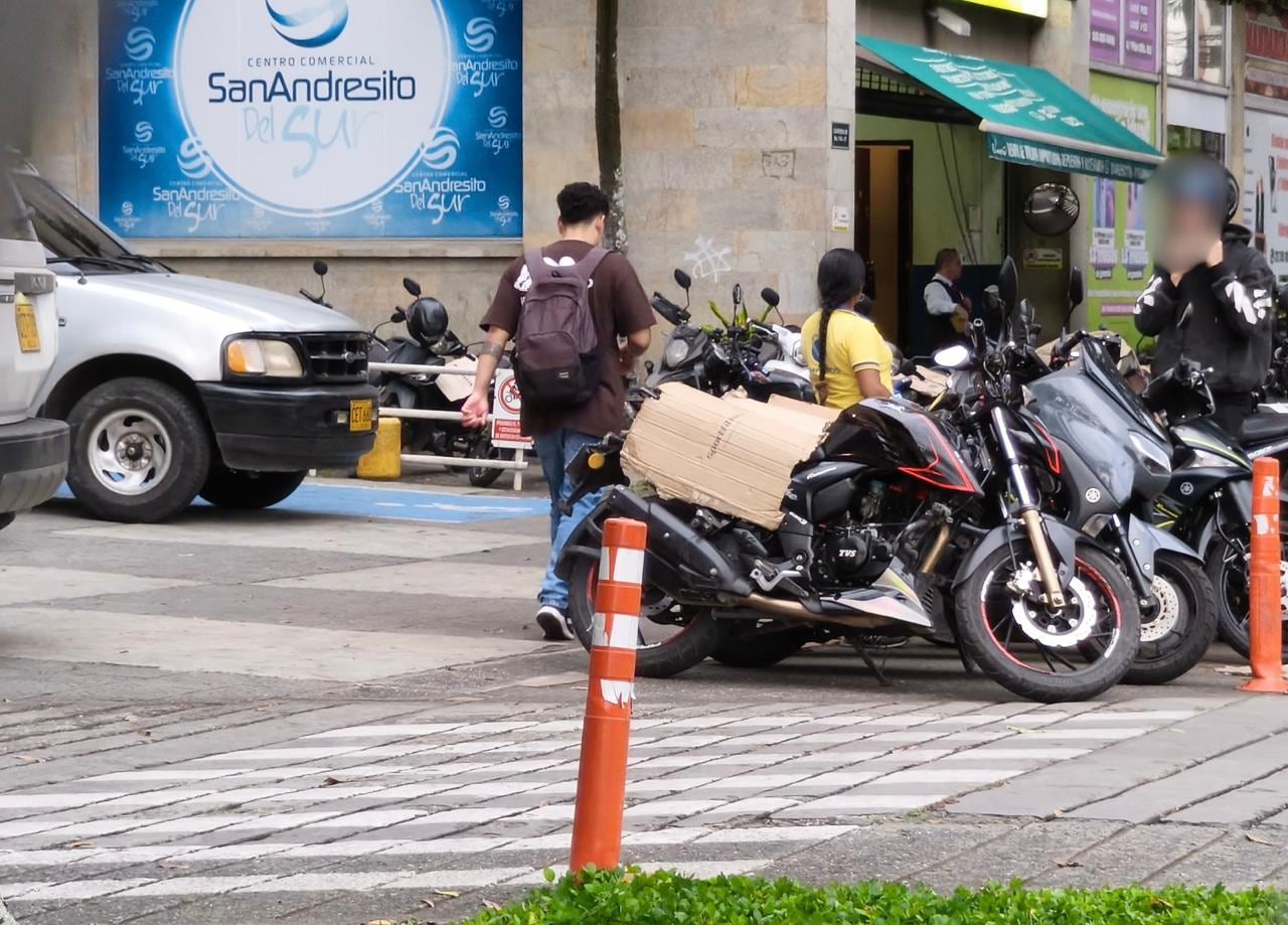 En el punto peatonal, parquean los motociclistas ocupando gran parte del espacio.