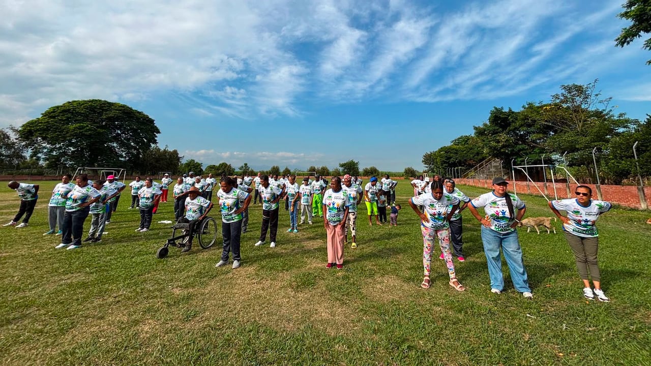 Los beneficiarios recibieron buzos deportivos gracias al apoyo de Fundaccodi, en una iniciativa orientada a fortalecer la atención integral de la población adulta mayor.