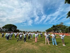 Los beneficiarios recibieron buzos deportivos gracias al apoyo de Fundaccodi, en una iniciativa orientada a fortalecer la atención integral de la población adulta mayor.