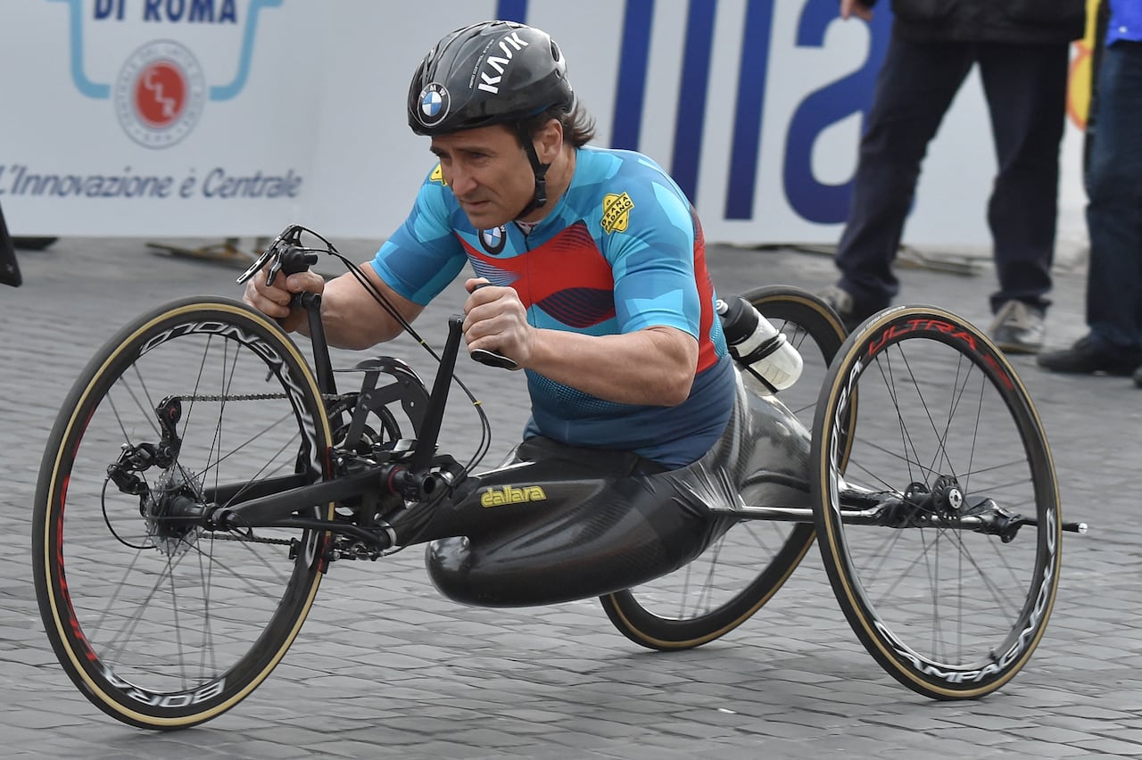 (ARCHIVOS) El expiloto de carreras y ciclista paralímpico italiano Alex Zanardi participa en la 23.ª Maratón de Roma el 2 de abril de 2017. Alex Zanardi, el piloto de carreras italiano que se convirtió en campeón paralímpico de ciclismo tras perder ambas piernas en un accidente, falleció a los 59 años, según anunció su familia el 2 de mayo de 2026. Zanardi, uno de los deportistas más queridos y respetados de su país, a quien se le atribuye haber contribuido a transformar la percepción de la discapacidad en Italia, falleció la noche del 1 de mayo. (Foto de Andreas SOLARO / AFP)
