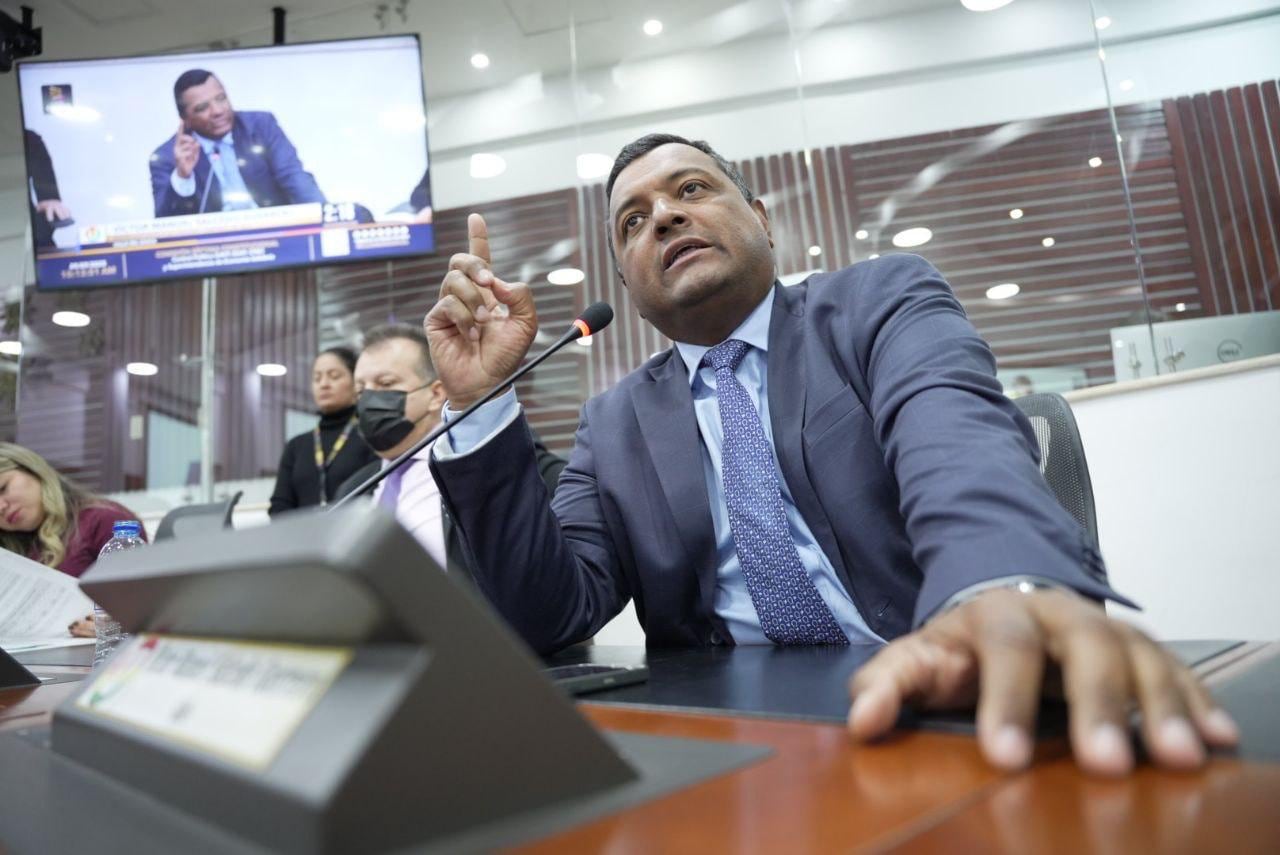 El aspirante a la Cámara en una jornada sobre seguridad y gestión pública.