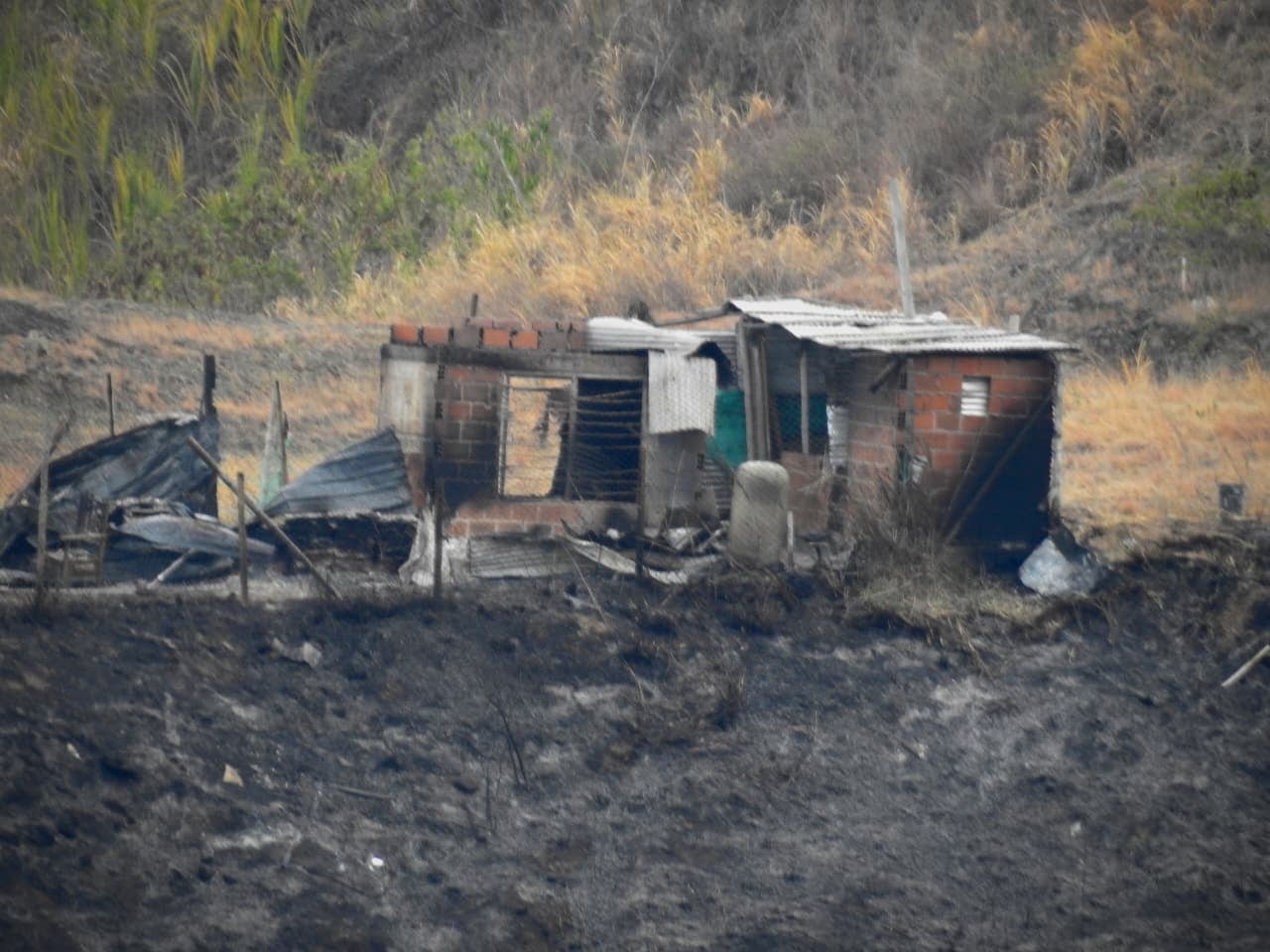 Las impactantes imágenes que dejó la emergencia ambiental en Altos de Menga.