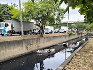 Así quedó el vehículo al caer en el canal de aguas residuales.