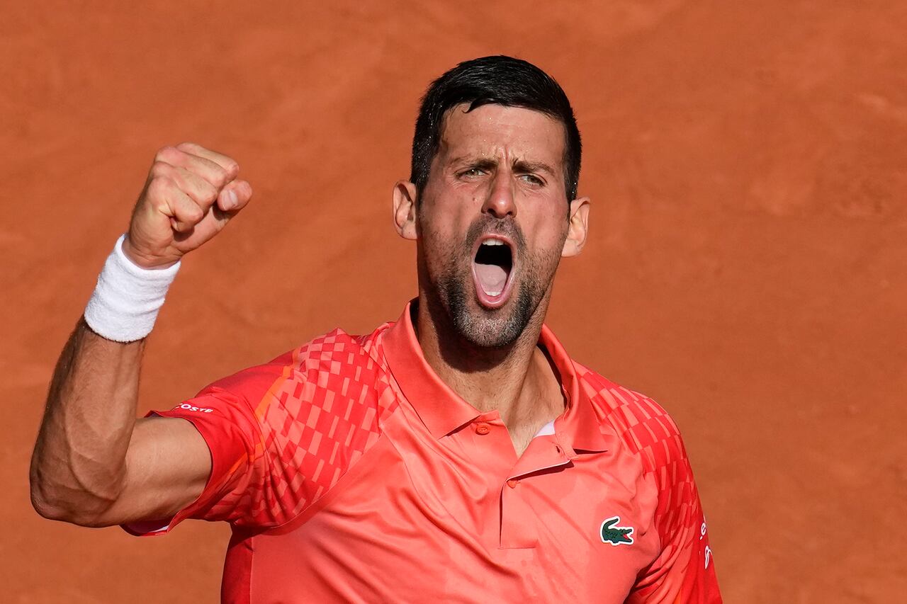El serbio Novak Djokovic aprieta el puño después de anotar un punto contra el español Carlos Alcaraz durante su partido de semifinales del Abierto de Francia en el estadio Roland Garros de París, el viernes 9 de junio de 2023. (Foto AP/Christophe Ena)