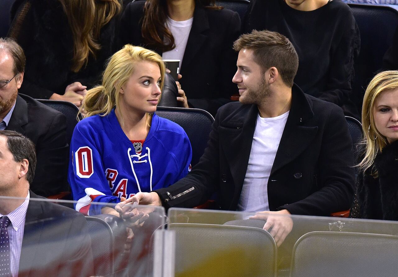 Margot Robbie y Tom Ackerley asisten al juego Arizona Coyotes vs New York Rangers en el Madison Square Garden el 26 de febrero de 2015 en la ciudad de Nueva York.