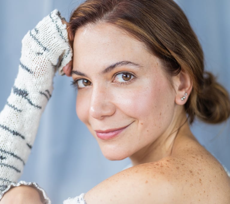 Nacida en Cali en diciembre de 1988, a sus 14 años se dio cuenta de que quería ser actriz cuando realizó su primera actuación en el teatro Jorge Isaacs.