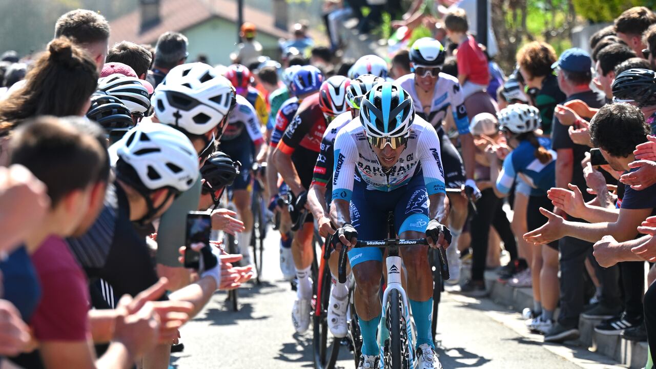 BELSAIN, SPAIN - APRIL 09: Santiago Buitrago of Colombia and Team Bahrain Victorious leads in the chase group while fans cheer during the 64th Itzulia Basque Country 2025, Stage 3 a 156.6km stage from Zarautz to Beasain / #UCIWT / on April 09, 2025 in Beasain, Spain. (Photo by Tim de Waele/Getty Images)