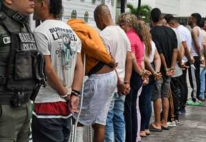 Cali: Captura de 14 personas en Cali dentro de la operación nacional contra la extorsión y tráfico de droga que dejó 165 capturados a nivel nacional. foto José L Guzmán. El País.