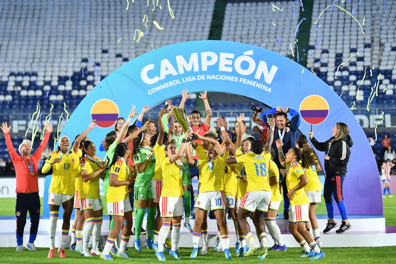 La centrocampista colombiana Daniela Montoya (número 6) y la centrocampista colombiana Leicy Santos (número 10) levantan el trofeo tras la victoria de Colombia en la Liga de Naciones Femenina de la CONMEBOL al término del partido de fútbol entre Paraguay y Colombia en el Estadio Defensores del Chaco de Asunción, el 9 de junio de 2026. (Foto de DANIEL DUARTE / AFP)
