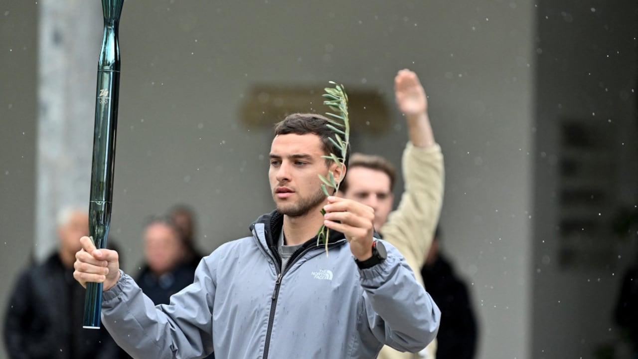 Un artista participa en un ensayo del encendido de la llama olímpica para los Juegos Olímpicos de Invierno de Milán-Cortina 2026.