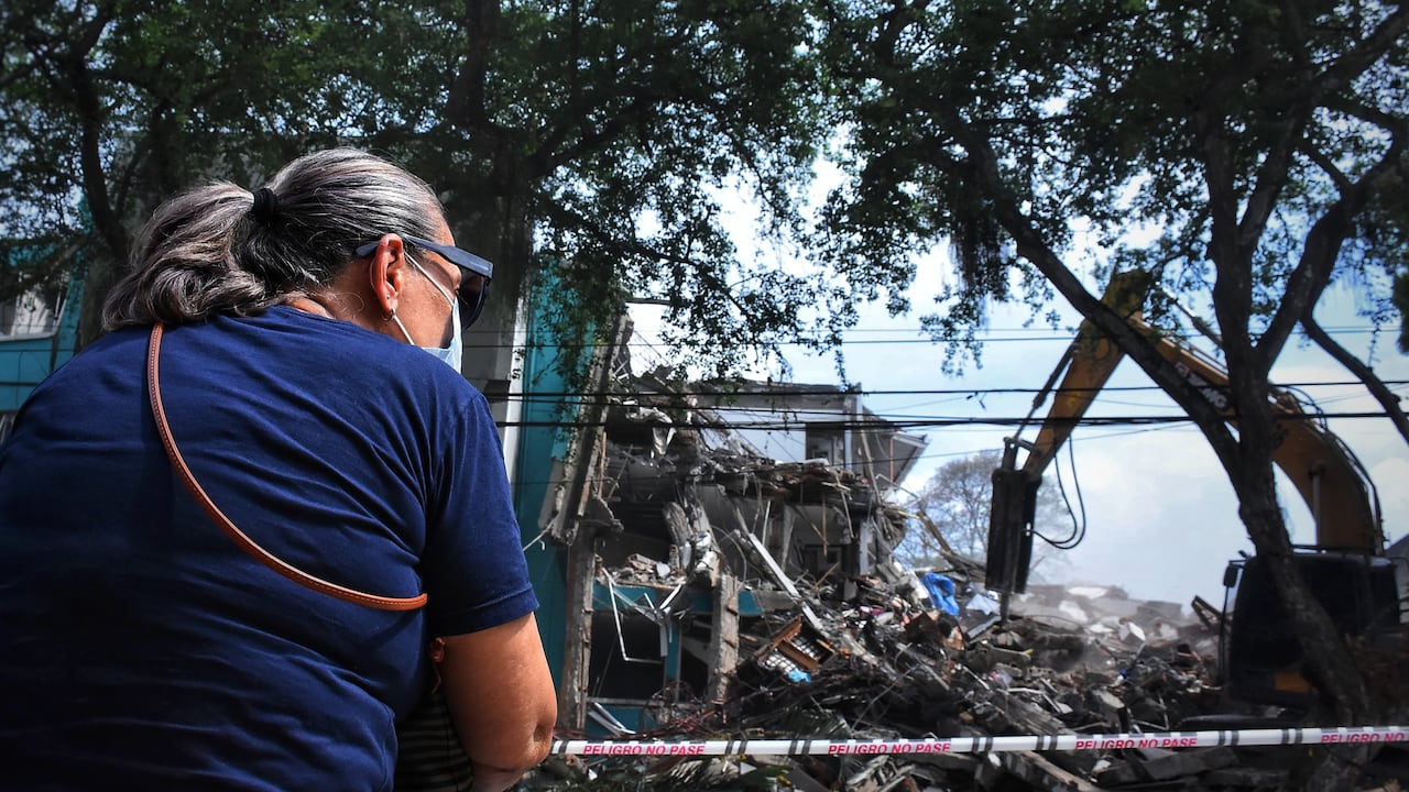Demolición del Edificio María Mercedes en el barrio Cuarto de Legua.