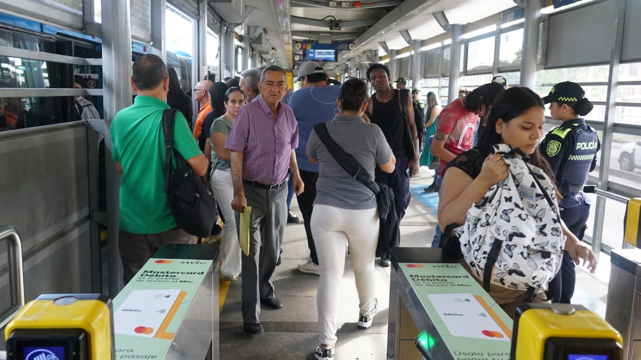 Usuarios denuncian retrasos y rutas insuficientes del MÍO en el Día sin carro. Fotos: Jorge Orozco/ El País