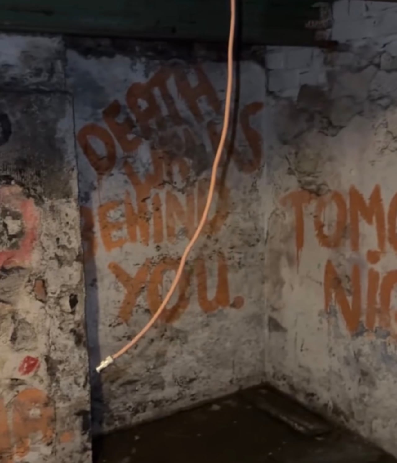 La frase “La muerte te sigue” apareció al limpiar el sótano y generó temor inmediato en la pareja.