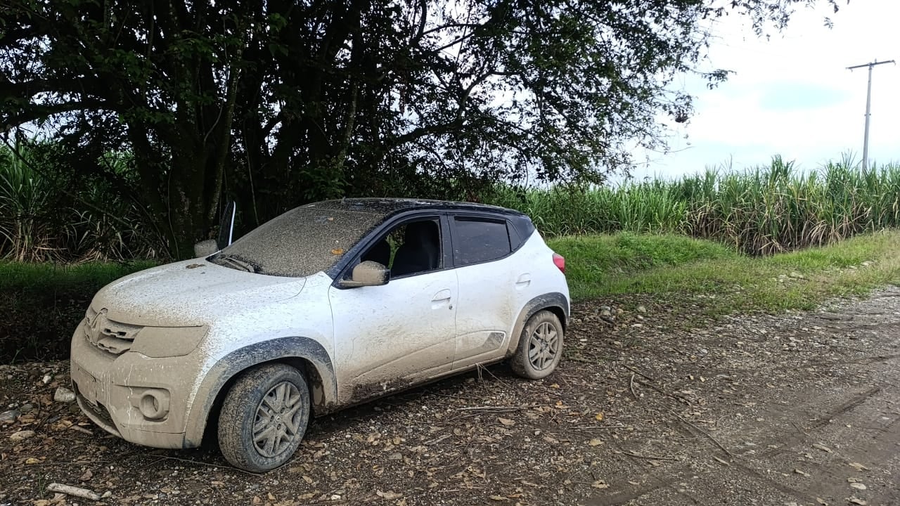 Así apareció la camioneta donde encontraron el cadáver de las dos personas, situación que se presentó en la mañana de este lunes 17 de noviembre.