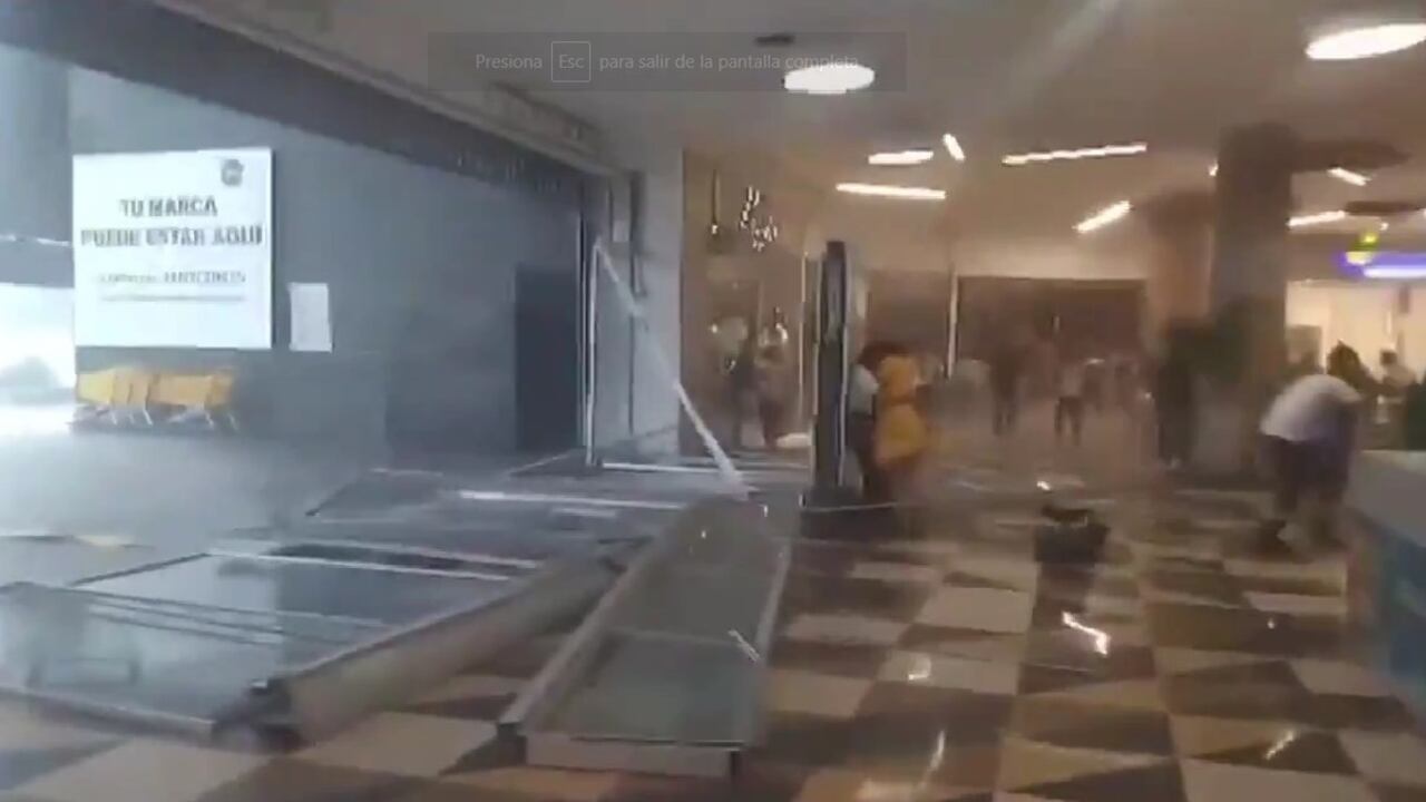 Personas que se refugiaban de la lluvia en el centro comercial se salvaron por poco de una tragedia