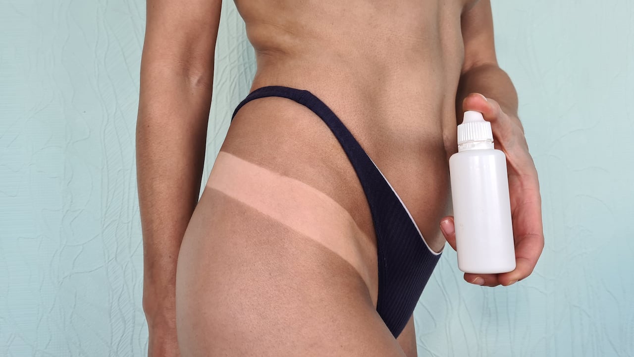 La preparación adecuada de la piel y la aplicación técnica son pasos esenciales para evitar manchas y obtener un resultado uniforme.