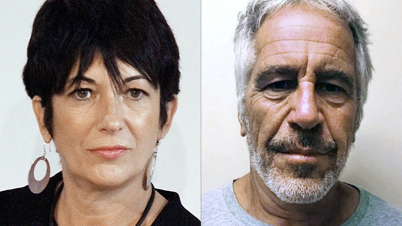 (COMBO) Esta combinación de imágenes creada el 2 de julio de 2020 muestra a Ghislaine Maxwell (izquierda) durante un evento el 20 de septiembre de 2013 en la ciudad de Nueva York y una foto sin fecha obtenida el 11 de julio de 2019 por cortesía de Delincuentes sexuales del estado de Nueva York Registro de Jeffrey Epstein (R). - Ghislaine Maxwell fue sentenciada a 20 años de prisión por un juez de EE. UU. el 28 de junio de 2022 por ayudar al difunto financiero caído en desgracia Jeffrey Epstein a abusar sexualmente de niñas. El término, dictado en la corte federal de Manhattan, significa que la ex socialité de 60 años pasará gran parte del resto de su vida en la cárcel. (Foto de Laura Cavanaugh y Folleto / varias fuentes / AFP) / RESTRINGIDO A USO EDITORIAL - CRÉDITO OBLIGATORIO "FOTO AFP / REGISTRO DE DELINCUENTES SEXUALES DEL ESTADO DE NUEVA YORK / LAURA CAVANAUGH" - SIN MARKETING - SIN CAMPAÑAS PUBLICITARIAS - DISTRIBUIDO COMO SERVICIO AL CLIENTE